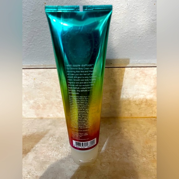 Bath and Body Works Wild Apple Daffodil Shimmer Body Cream 5oz - Picture 2 of 2